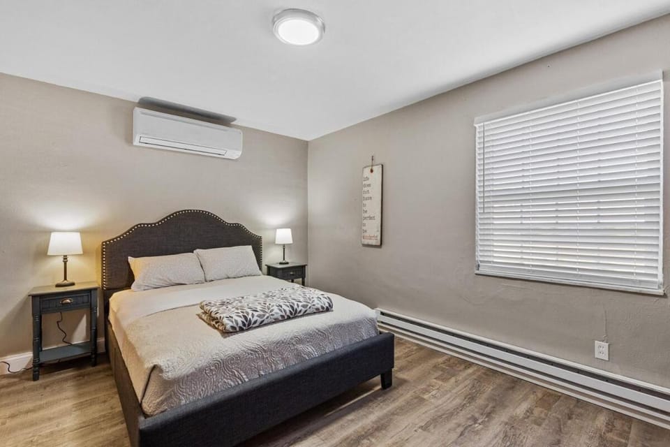 Bed, Photo of the whole room, Bedroom, air conditioner
