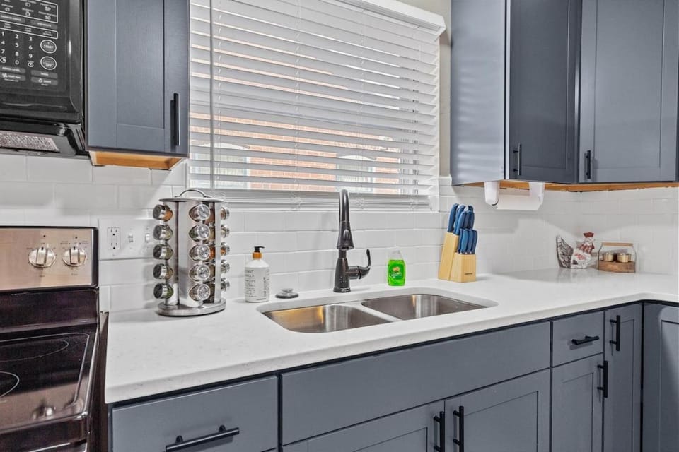 Kitchen or kitchenette, dishwasher, stove