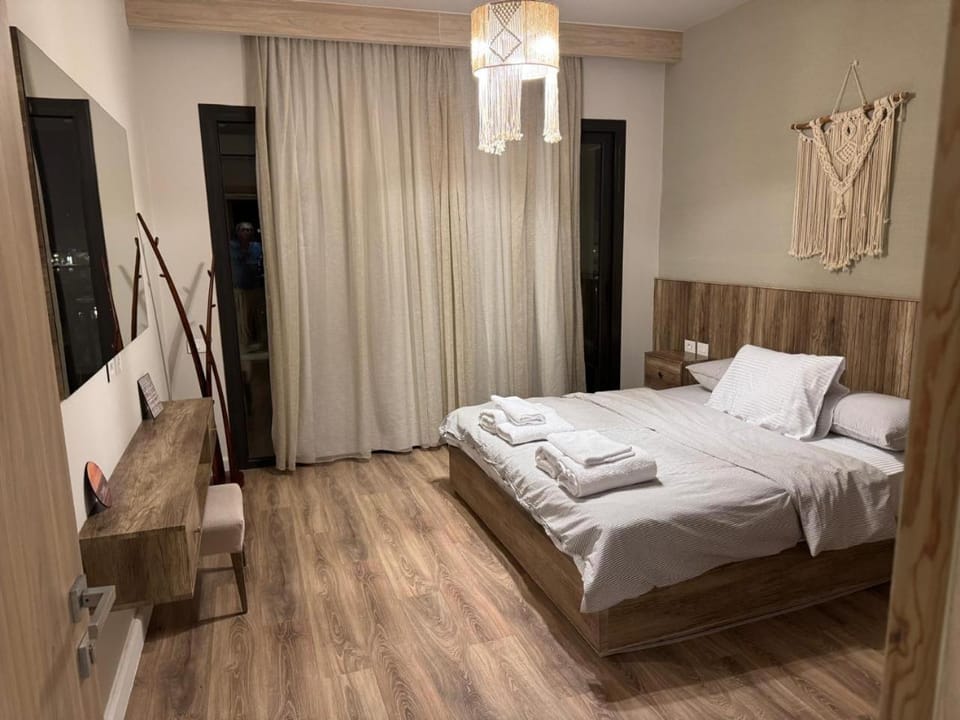 Shower, Nearby landmark, Bed, Photo of the whole room, Bedroom, wardrobe, air conditioner