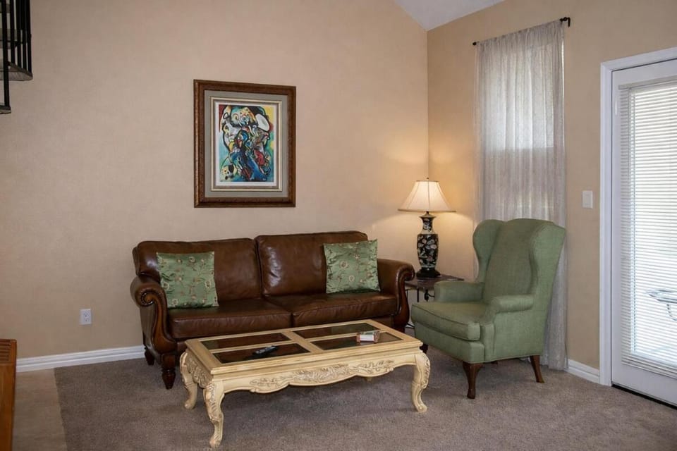 Lux 2 Mins 2 Beach Houston Med NASA Galveston Apartment in Kemah