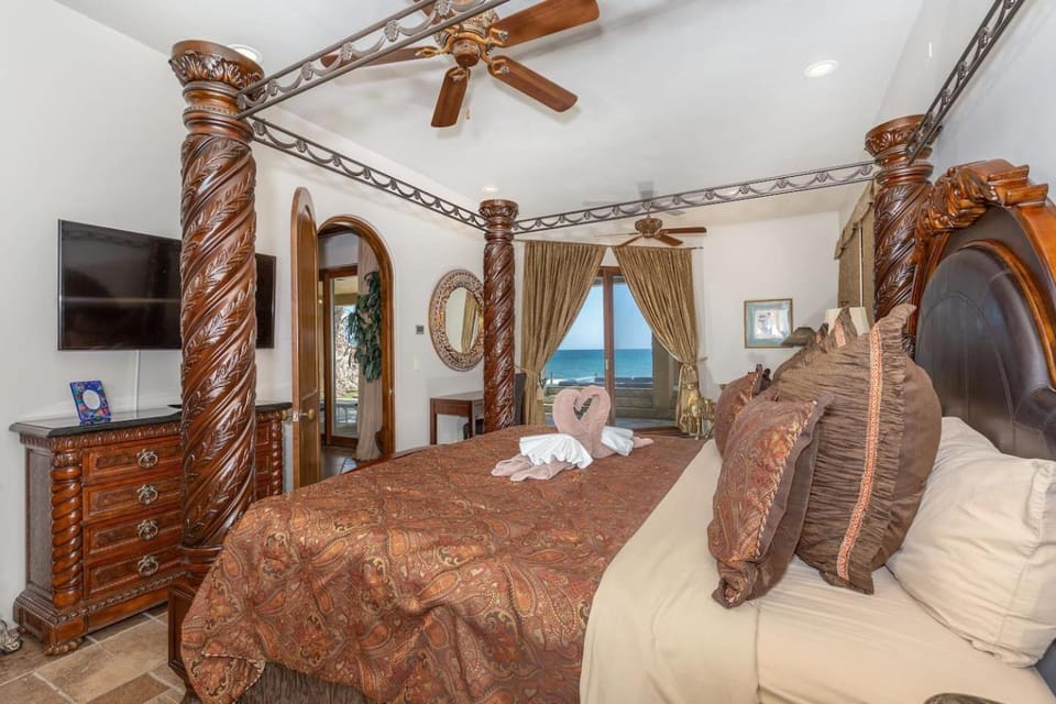 Unparalleled Luxury Beachfront House on the Water Villa in Rocky Point