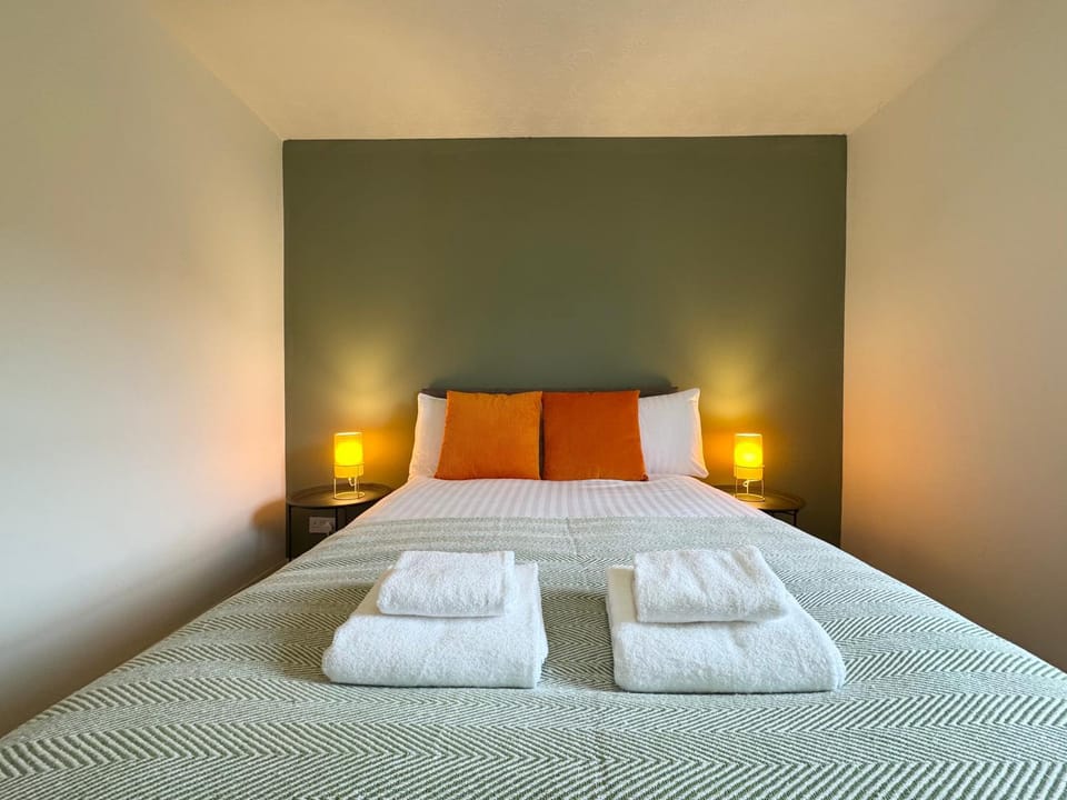 Bed, Photo of the whole room, Bedroom, towels