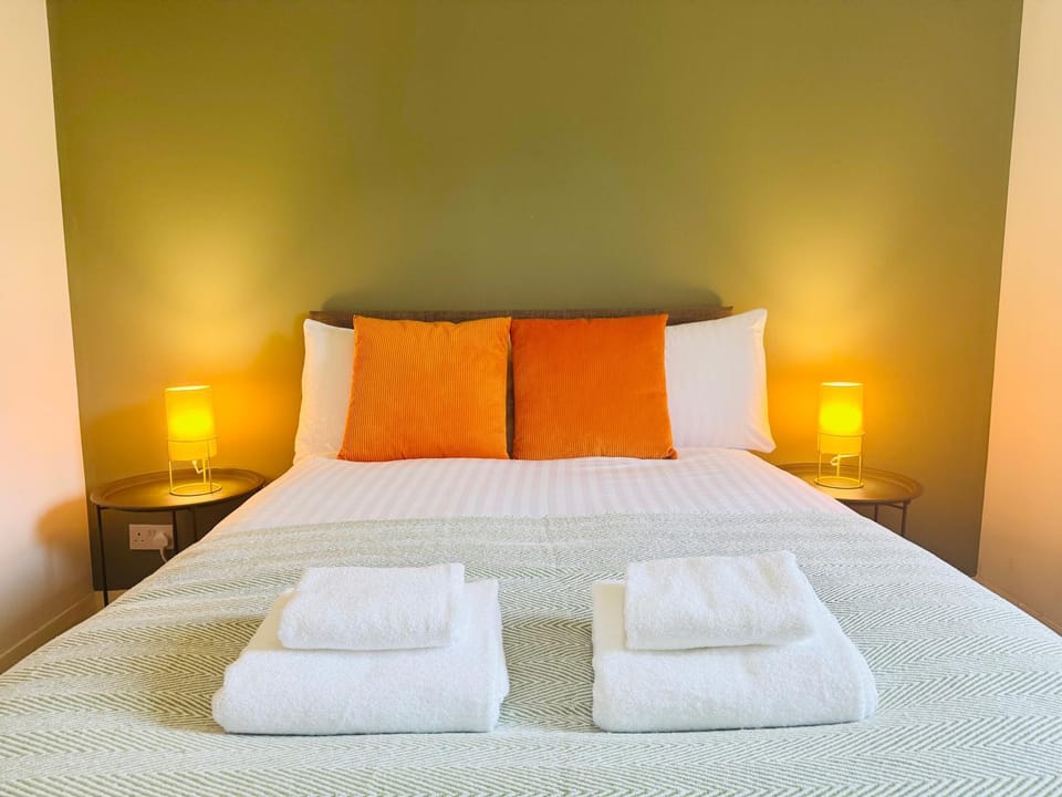 Bed, Bedroom, towels