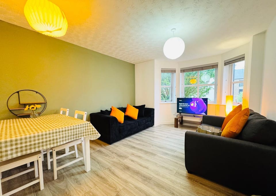 Communal lounge/ TV room, TV and multimedia, Living room, Seating area, Evening entertainment