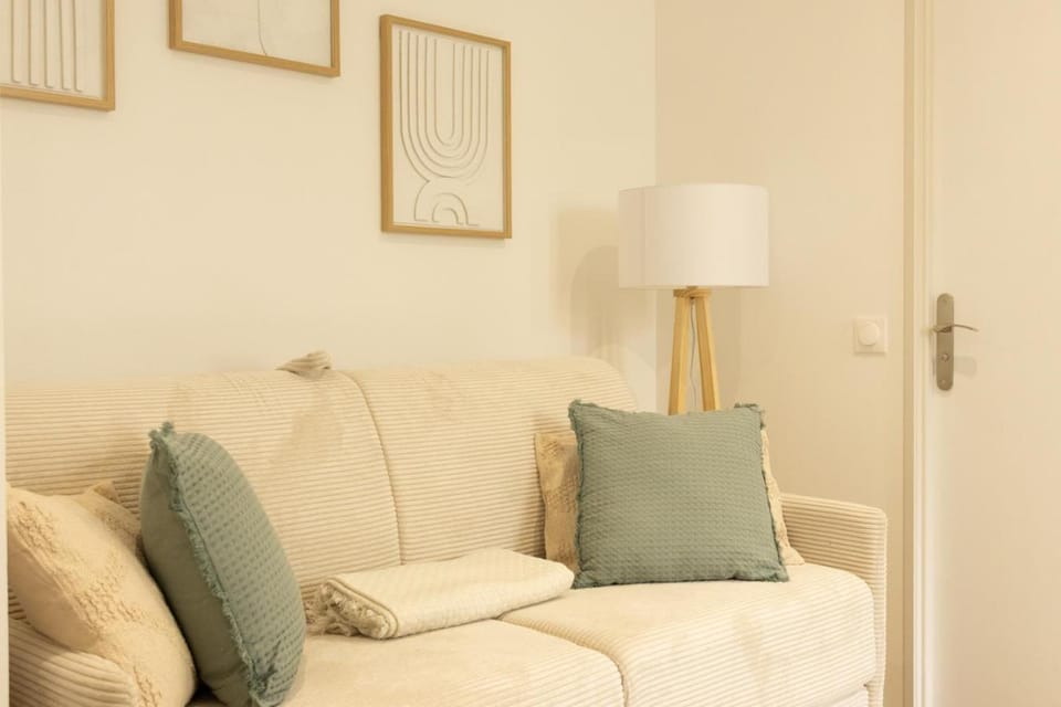 Bed, Living room