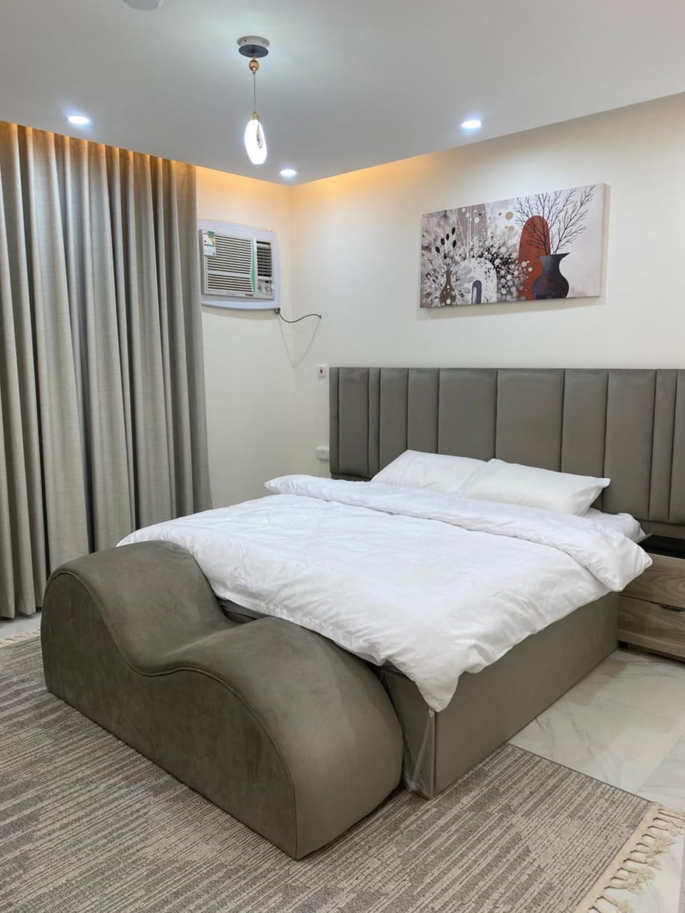 شقه مقابل جامعة تبوك وقريب من المطار والمدينة العسكرية Apartment in Saudi Arabia