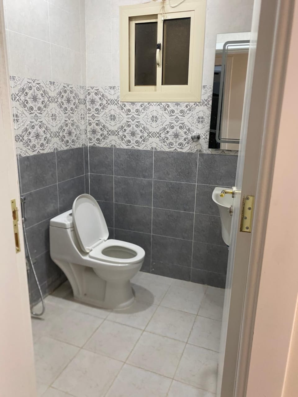 شقه مقابل جامعة تبوك وقريب من المطار والمدينة العسكرية Apartment in Saudi Arabia