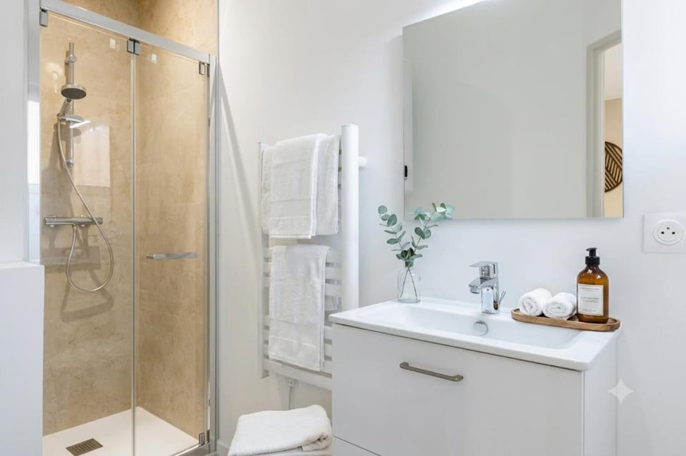 Shower, towels