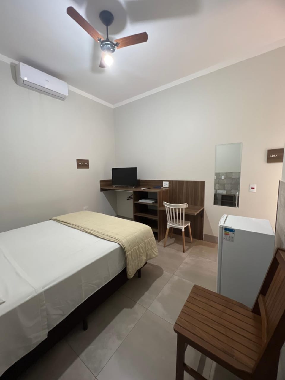 Photo of the whole room, fireplace, air conditioner