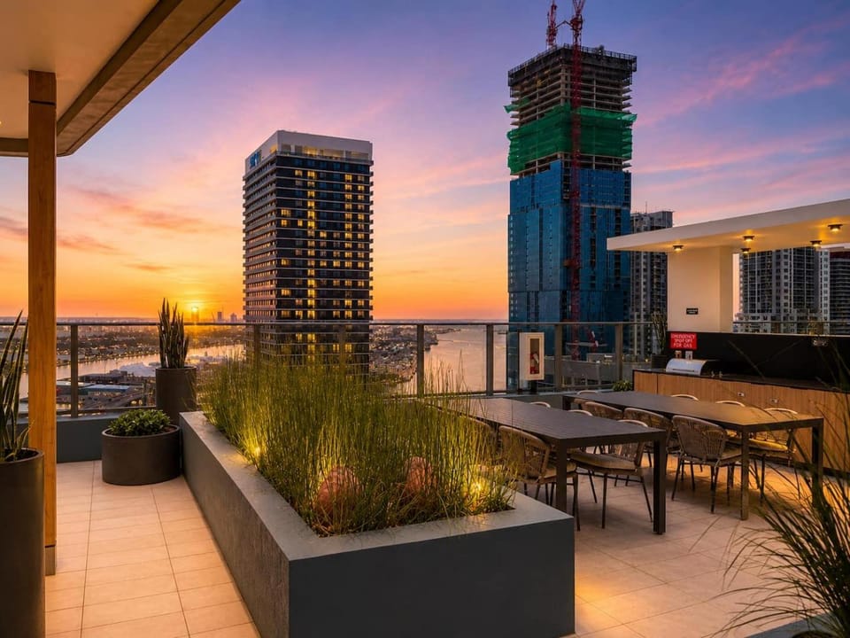 Property building, Communal lounge/ TV room, Evening entertainment, City view, Sunrise, Sunset