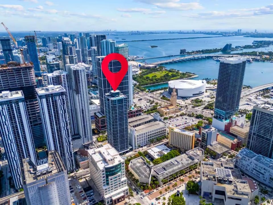 Property building, Nearby landmark, Communal lounge/ TV room, Natural landscape, Bird's eye view, Evening entertainment, City view, Sea view, Street view, Location