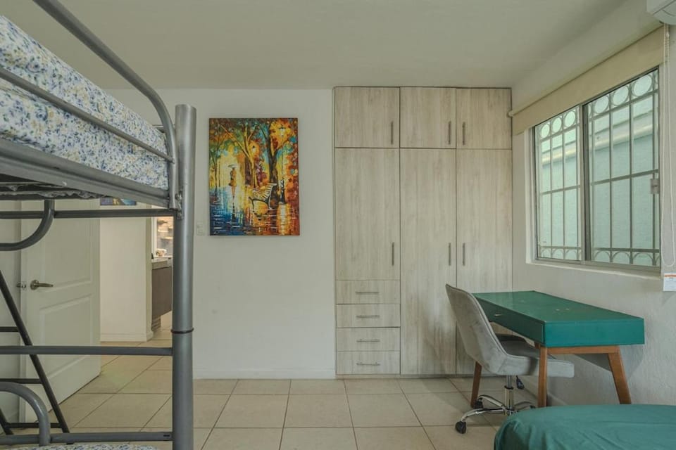 Casita Afremov 2 bedrooms beautiful & comfortable very close to a park, stores, and restaurants House in Merida