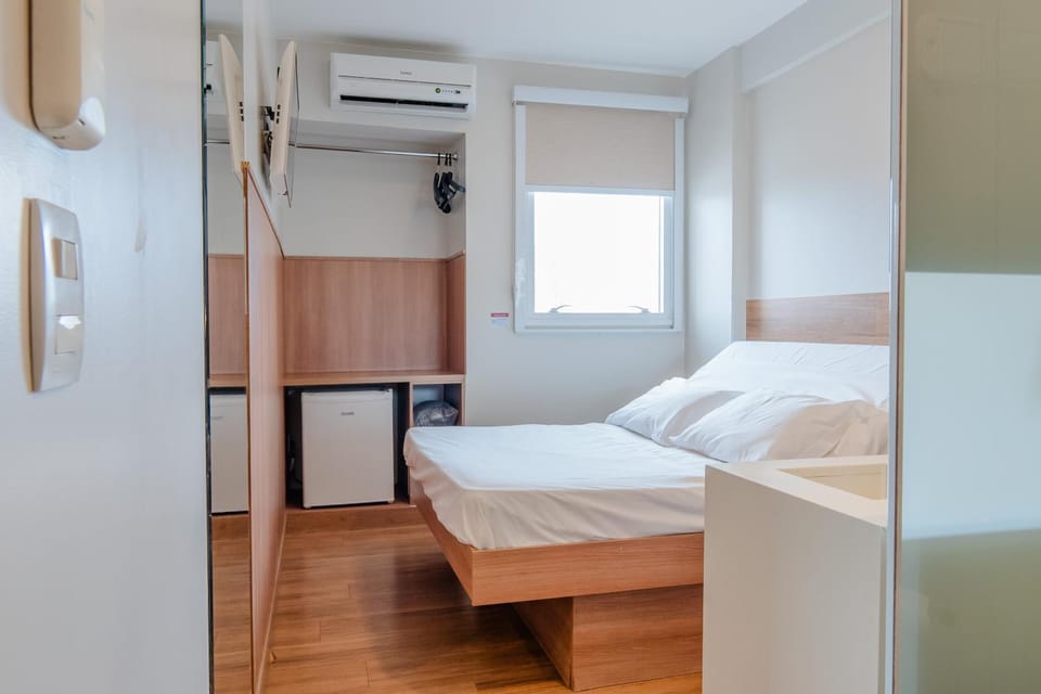 TV and multimedia, Photo of the whole room, Bedroom, wardrobe, air conditioner