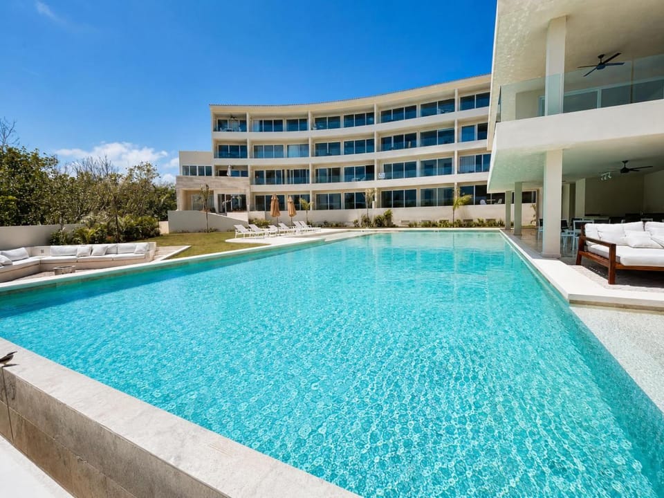Property building, Day, Swimming pool, sunbed