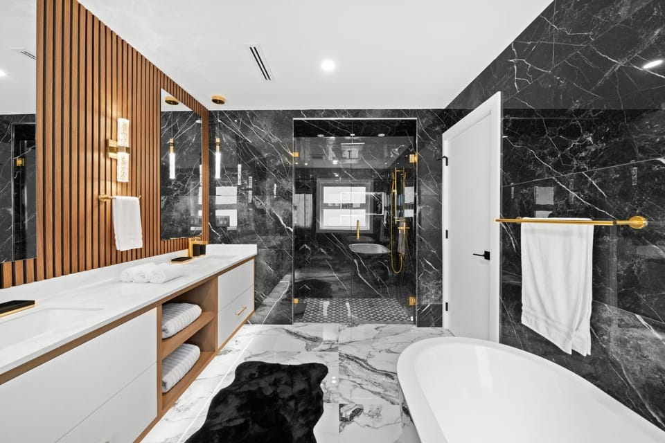 North Shore Luxe Villa Villa in North Vancouver