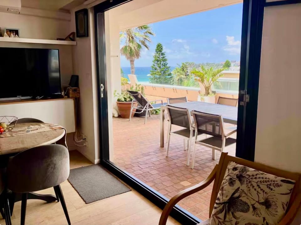 Beachfront 1 Bed, huge terrace Free Parking Apartment in Parking lot