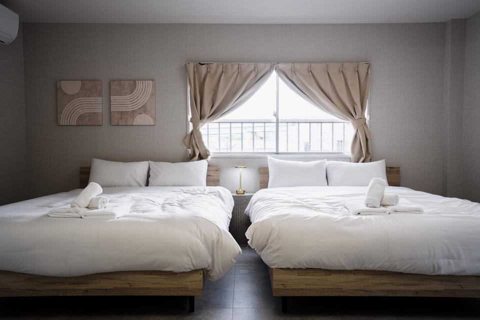 Bed, Bedroom, towels