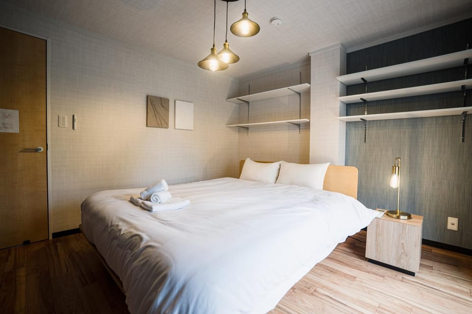 Bed, Bedroom, towels