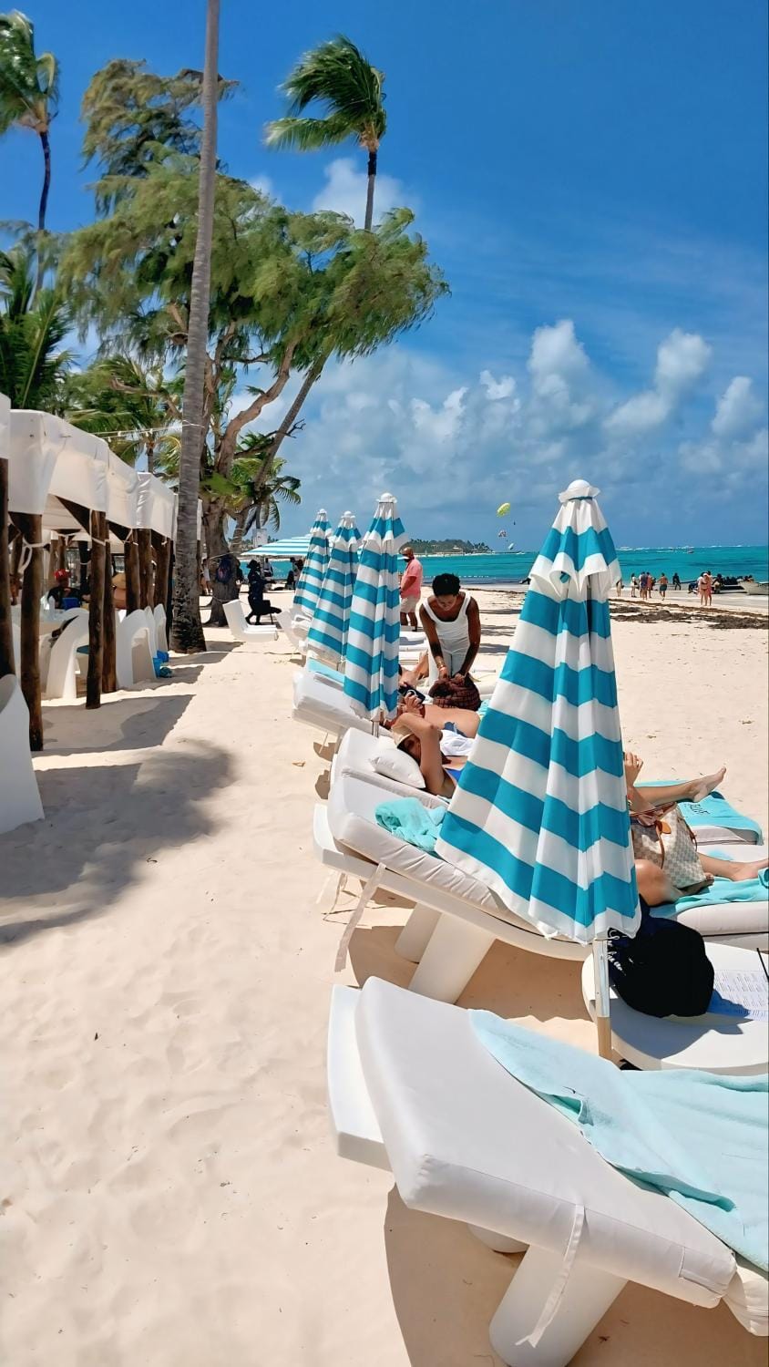 Nearby landmark, Restaurant/places to eat, Day, Natural landscape, Beach, sunbed