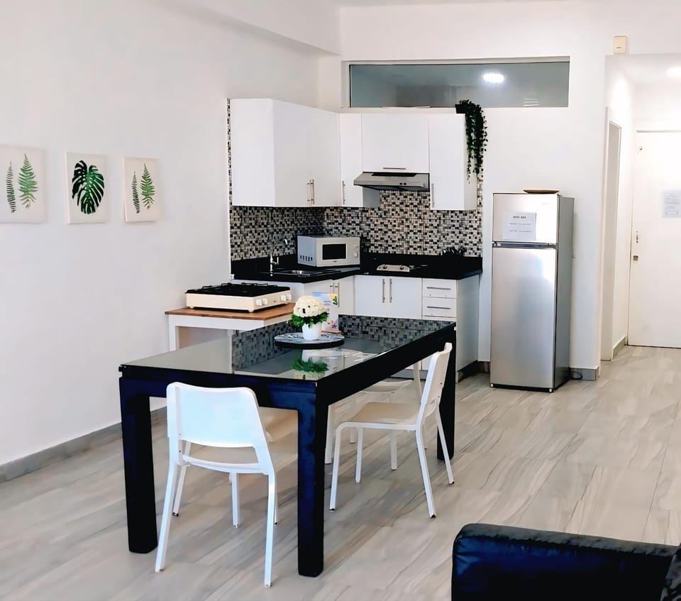 Kitchen or kitchenette, Dining area, microwave, pet friendly, stove