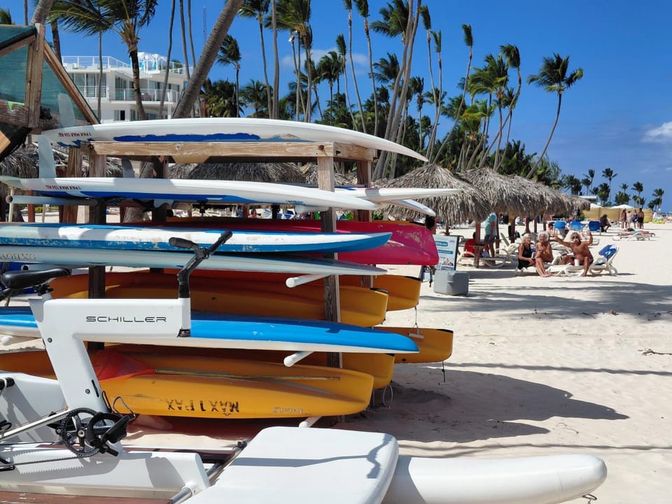 Day, Natural landscape, Activities, Beach, group of guests, sunbed