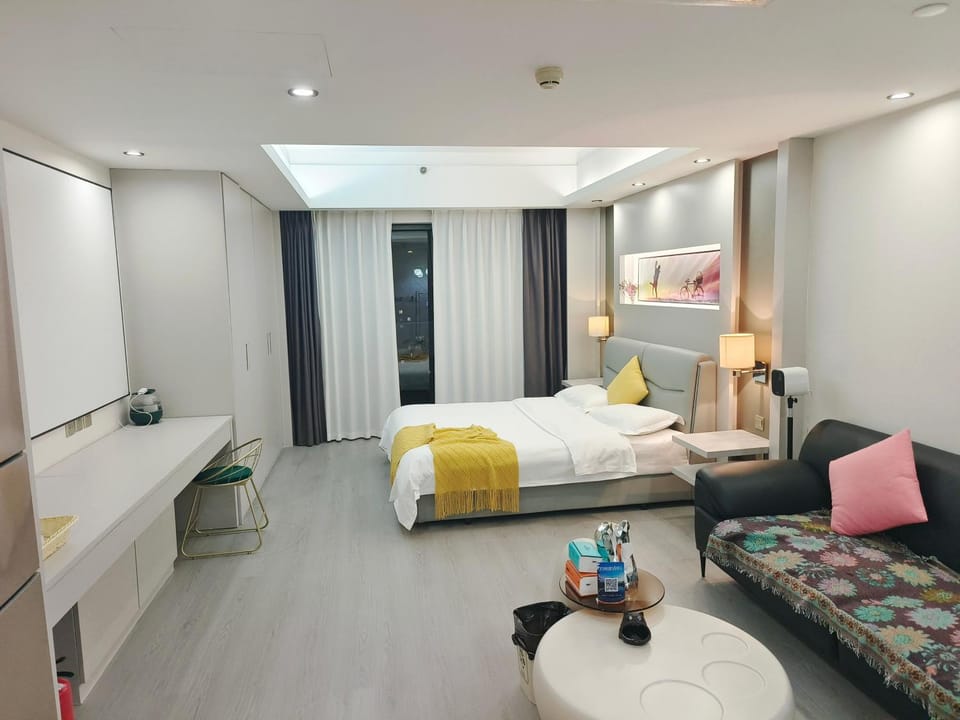Bed, TV and multimedia, Seating area, wardrobe