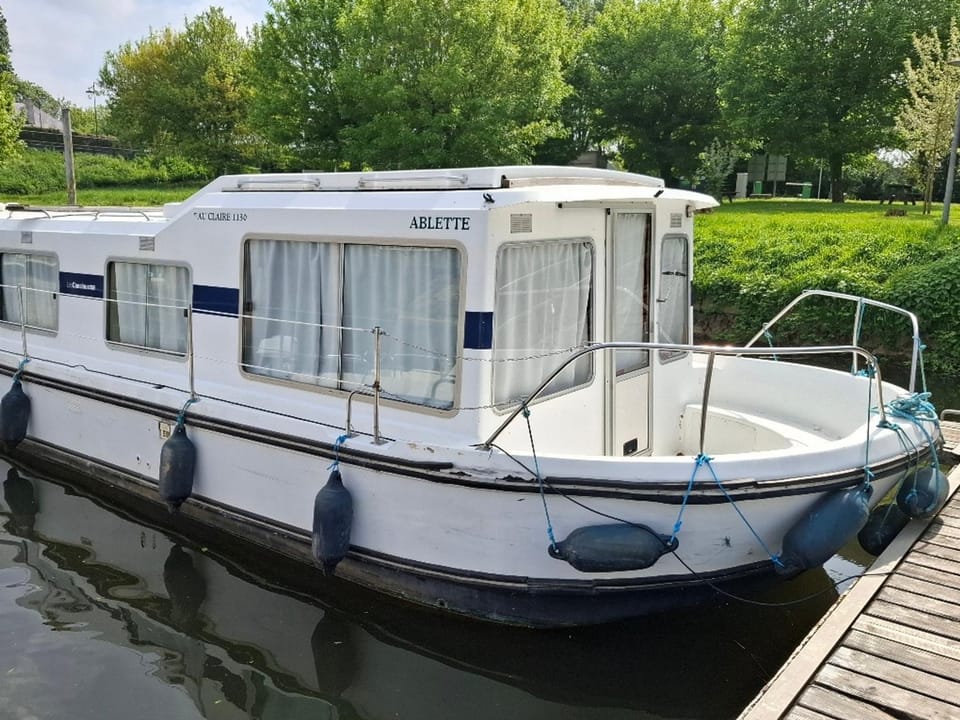 Bateau séjour en bord de Mayenne - 9 pers. - API-1-46-32 Docked boat in Pays de la Loire