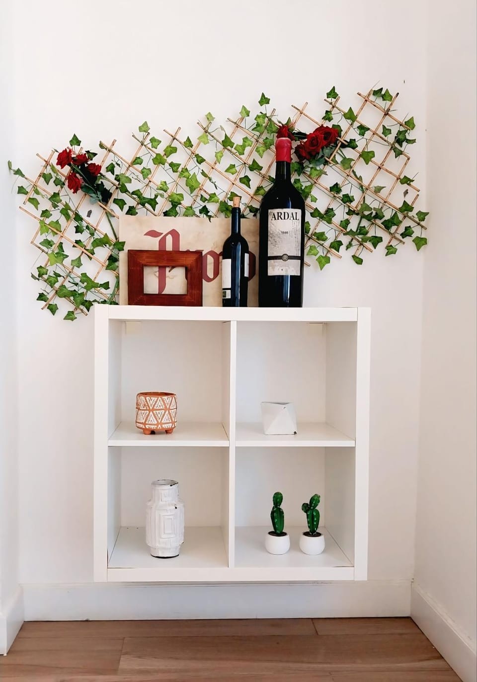 Living room, Food and drinks, Decorative detail, Drinks