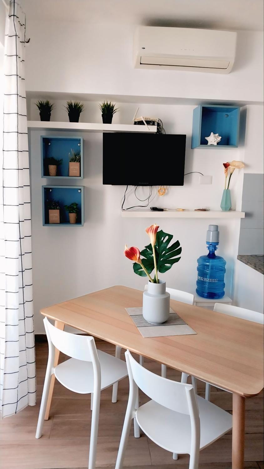 TV and multimedia, Seating area, Dining area, air conditioner