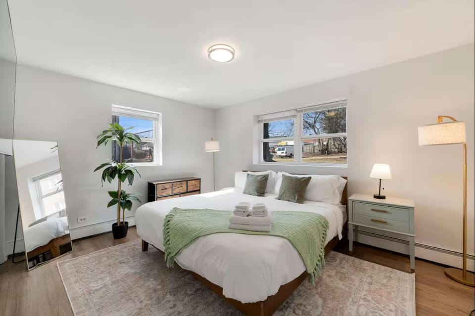 Cozy 1 Bedroom 1 Reserved Parking Workdesk Apartment in Villa Park