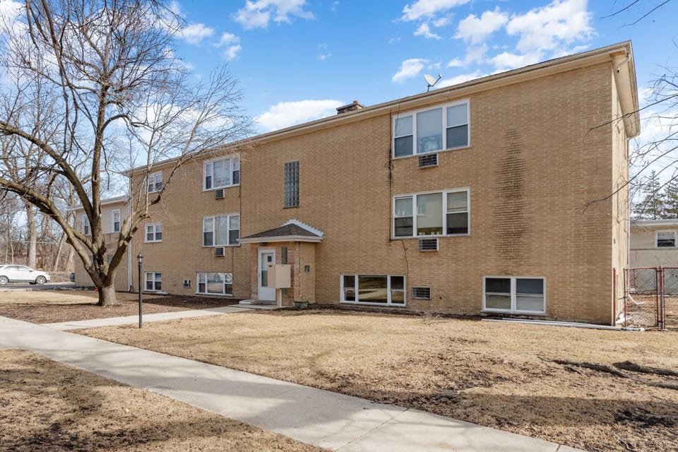 Cozy 1 Bedroom 1 Reserved Parking Workdesk Apartment in Villa Park