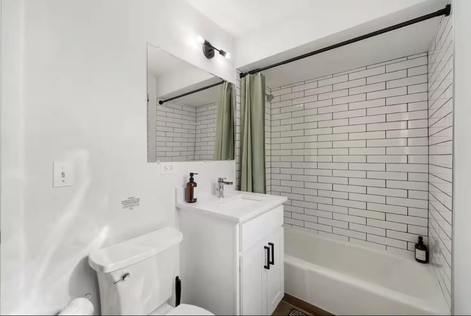 Cozy 1 Bedroom 1 Reserved Parking Workdesk Apartment in Villa Park