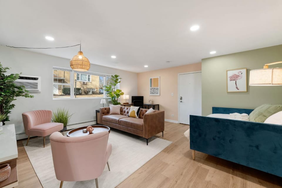Relaxing 1 Bedroom with Free Parking Workdesk Apartment in Villa Park