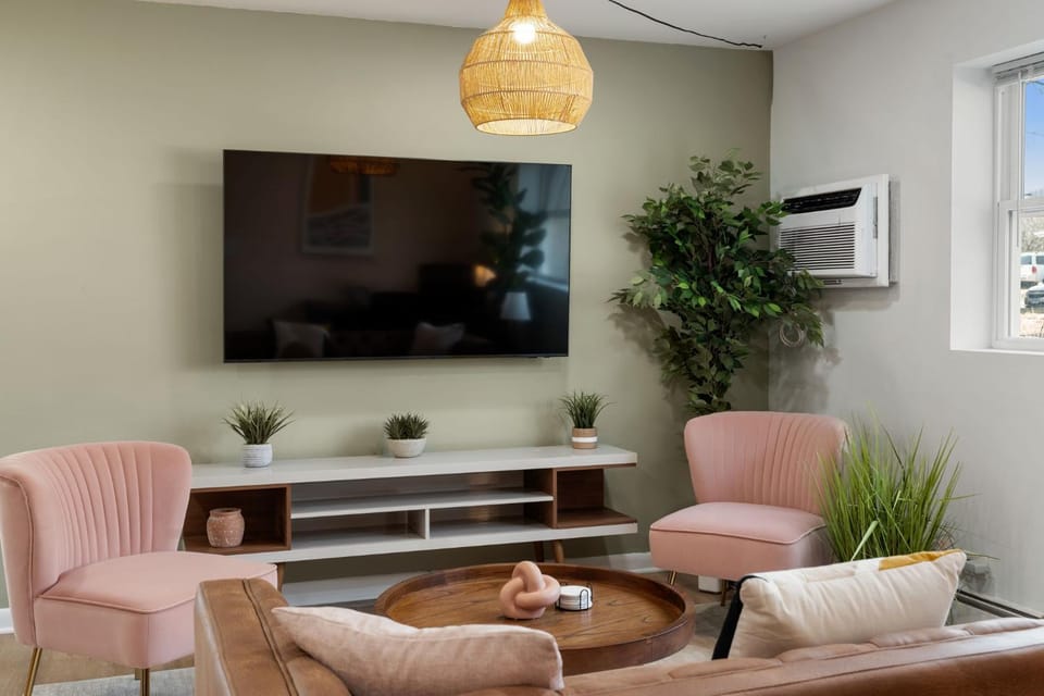 Relaxing 1 Bedroom with Free Parking Workdesk Apartment in Villa Park