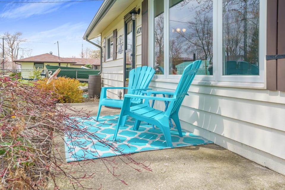 "At the Eau" - Charming 2 Bedroom Cottage! House in Chatham-Kent