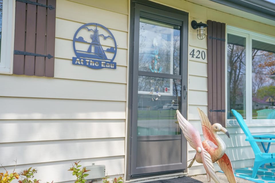 "At the Eau" - Charming 2 Bedroom Cottage! House in Chatham-Kent