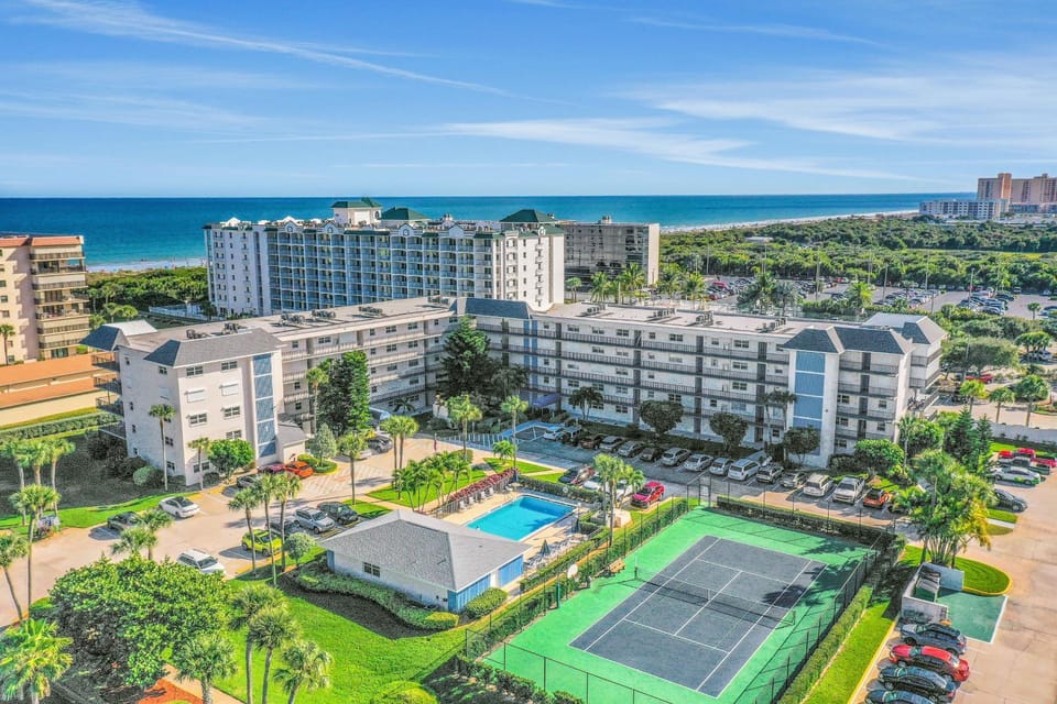 Property building, Day, Neighbourhood, Natural landscape, Bird's eye view, Squash, Other, Beach, Tennis court, Pool view, Sea view, Street view, Swimming pool, Location, Parking, sunbed