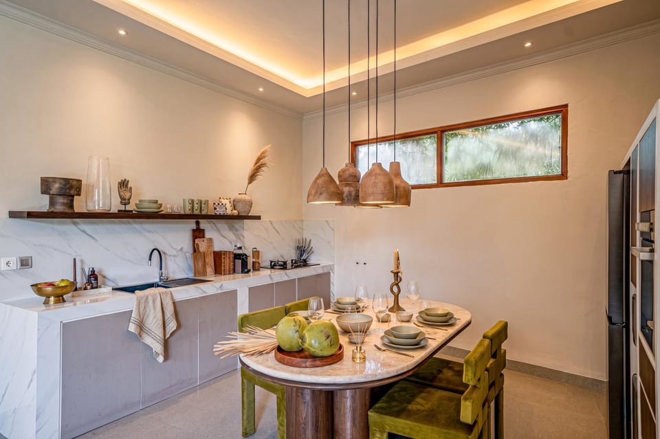 Kitchen or kitchenette, Dining area