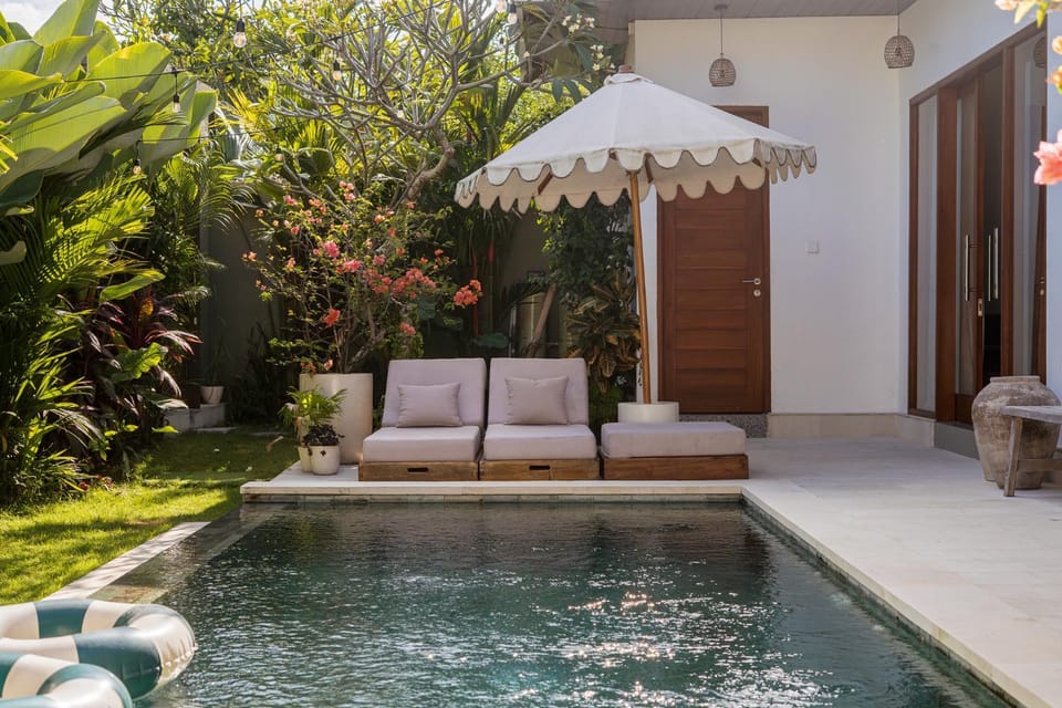 Swimming pool, sunbed