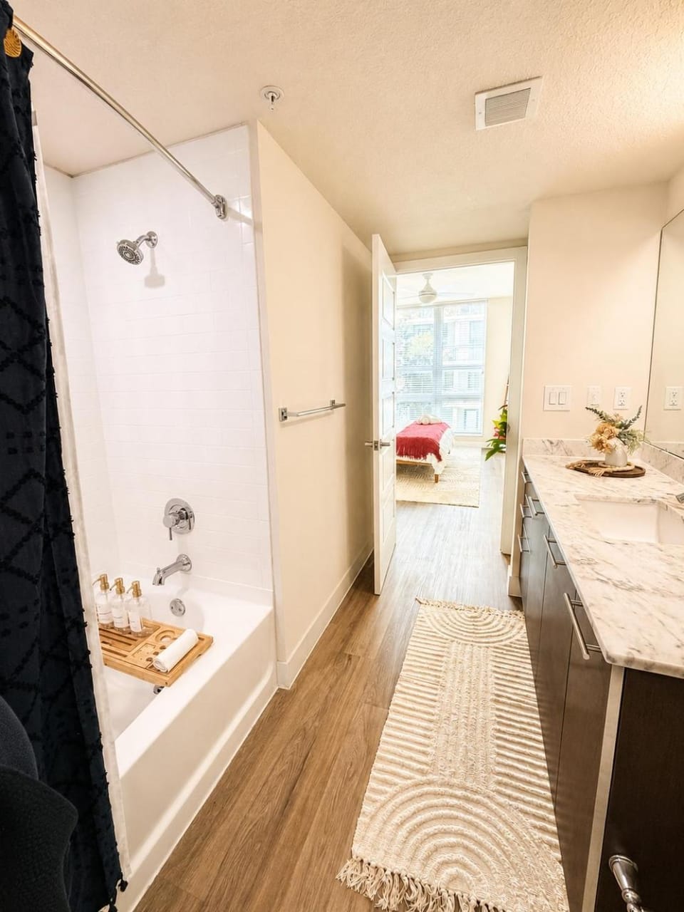 Channelside Escape - Egg Chair Balcony - Walkable Apartment in Tampa