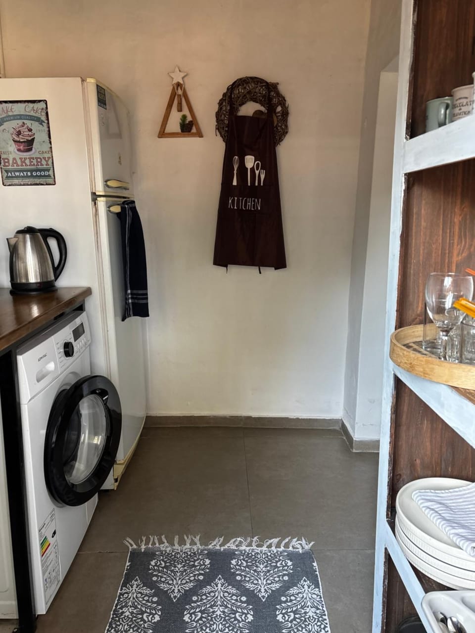 Kitchen or kitchenette, washing machine