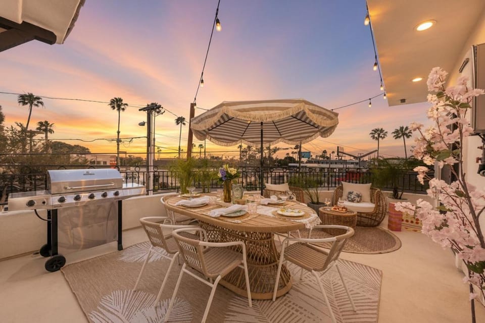 Coastal PB Retreat, King Suite, Firepit & Balcony House in Pacific Beach