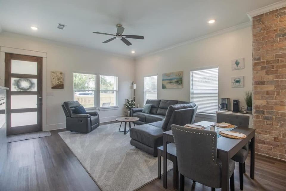 TV and multimedia, Living room, Seating area, Dining area