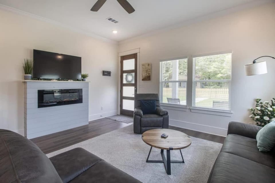 Communal lounge/ TV room, TV and multimedia, Living room, Seating area, Evening entertainment