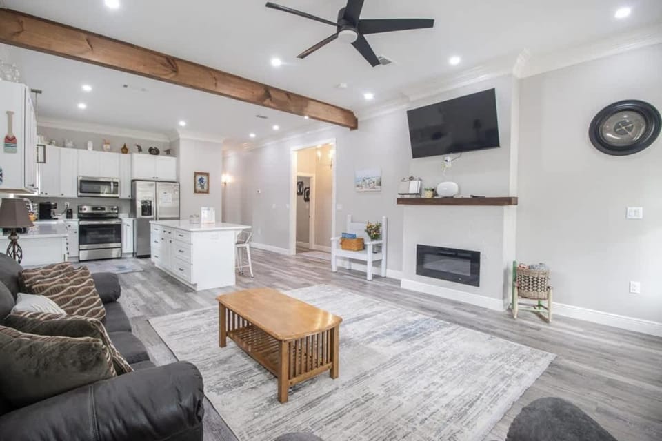 TV and multimedia, Kitchen or kitchenette, Living room, Seating area, Dining area, stove
