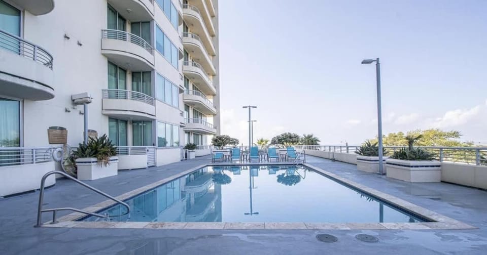 Property building, Day, Swimming pool, sunbed