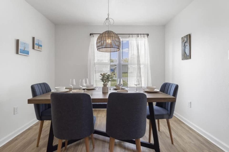 Seating area, Dining area