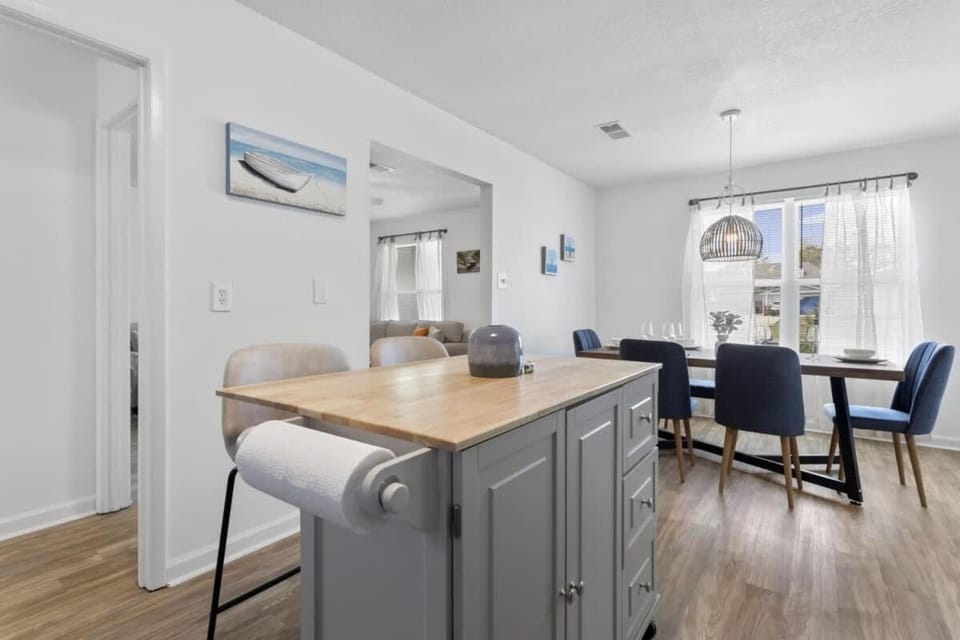 Kitchen or kitchenette, Seating area, Dining area