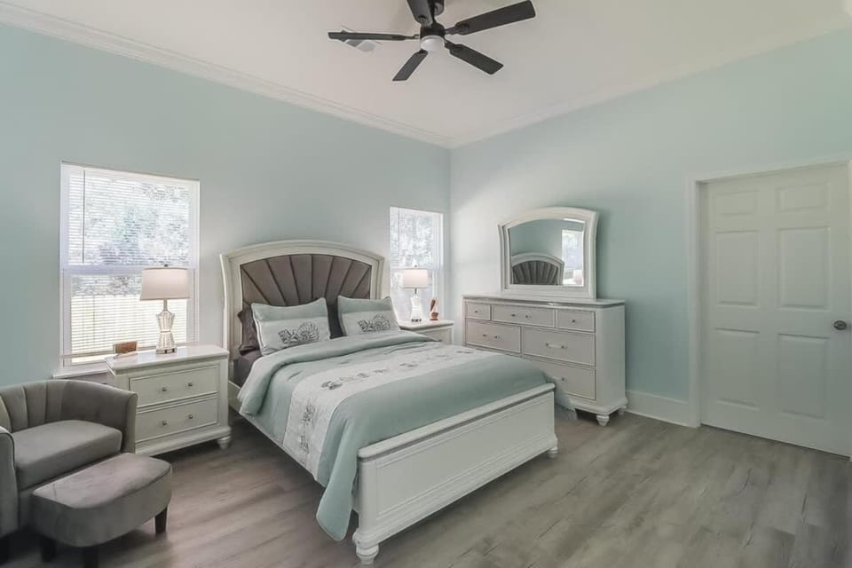 Bed, Seating area, Bedroom