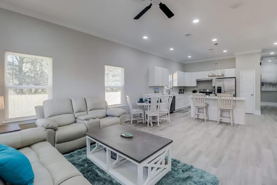 Kitchen or kitchenette, Living room, Seating area, Dining area